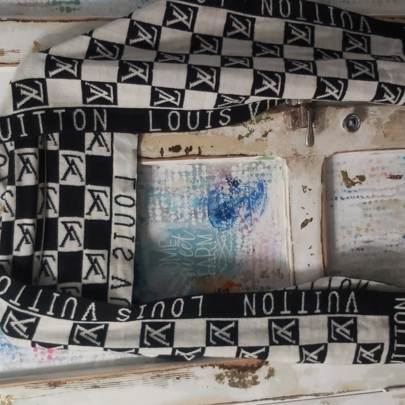 LOUIS Vuitton Knit Scarf - Picture 5 of 8